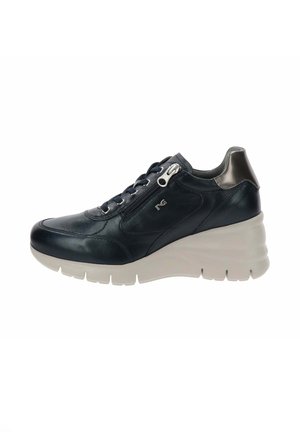 Baskets compensées en cuir noir avec semelle épaisse blanche, fermeture éclair sur le côté, lacets à l'avant et accent métallique au talon.