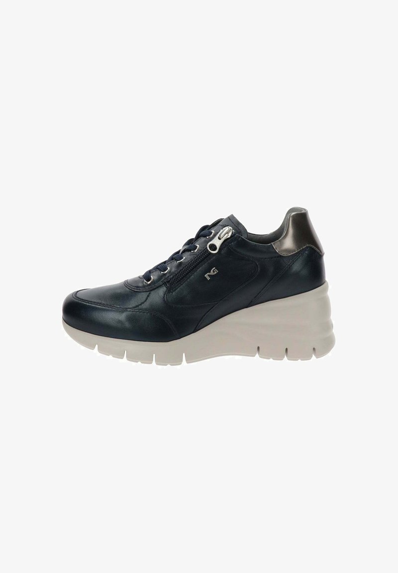 Schwarze Leder-Wedge-Sneaker mit weißer, auffälliger Sohle, seitlichem Reißverschluss, Schnürung vorne und metallischem Absatzakzent.