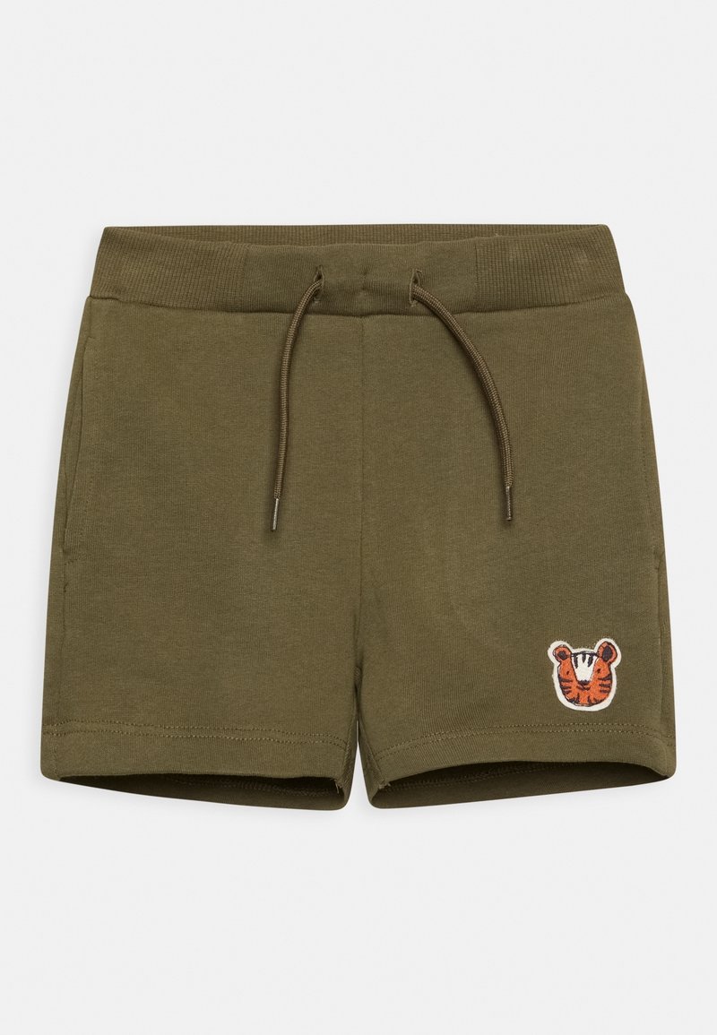 Shorts en coton vert olive avec une taille élastique et un cordon de serrage, ornés d'un petit détail brodé en forme de tête de tigre sur le devant.