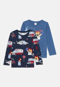 Zwei Langarm-T-Shirts: eines in Marineblau mit Grafiken von Feuerwehr- und Rettungsfahrzeugen; eines in Blau mit einer Grafik eines Feuerwehrmanns. Baumwolle, Rundhalsausschnitt.