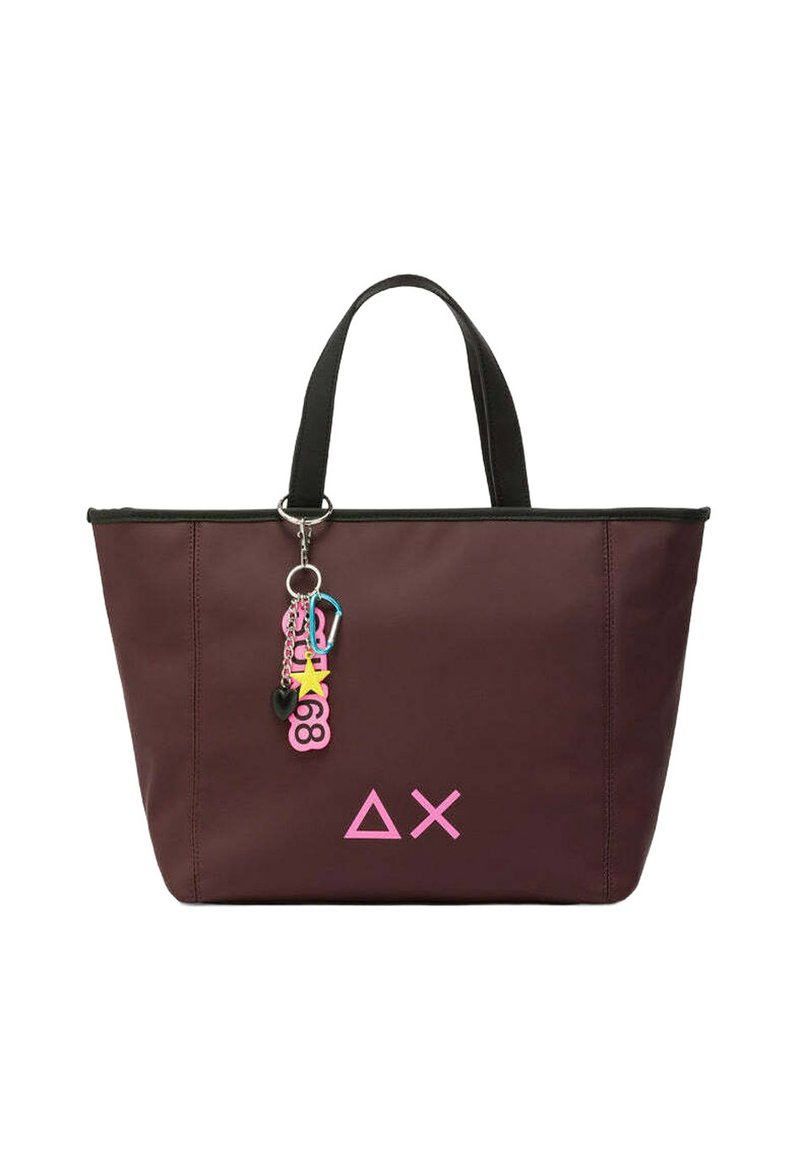 Borsa tote di un dark burgundy realizzata in tessuto, con manici neri, un logo rosa e un portachiavi colorato con stelle e cuori.