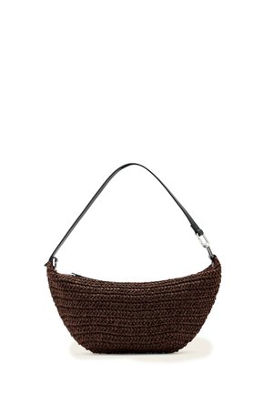 Brun vevd håndveske i halvmåneform med svart justerbar skulderstropp og metallspenne på hvit bakgrunn.