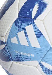Adidas Tiro League TB voetbals, met een getextureerd wit en blauw ontwerp, geometrische patronen en gedurfde logo-details.