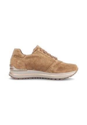 Jasnobrązowy zamszowy sneaker ze sznurowaniem z przodu, wyściełanym kołnierzem i beżową gumową podeszwą z rowkowanym bieżnikiem zapewniającym przyczepność.