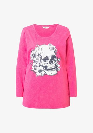 Camisa de manga larga rosa con un gráfico de calavera negra rodeado de diseños florales, hecha de algodón suave y con un corte holgado.