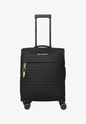 Maleta negra de carcasa blanda con asa telescópica, cuatro ruedas giratorias, bolsillo frontal con cremallera y un colgante dorado en forma de llave adherido al tirador de la cremallera.