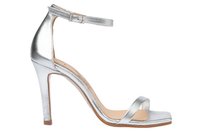 Sandalia de tacón alto metálica plateada con tira en el tobillo, punta abierta y una sola banda para los dedos. Textura suave y diseño elegante con un tacón moderado.