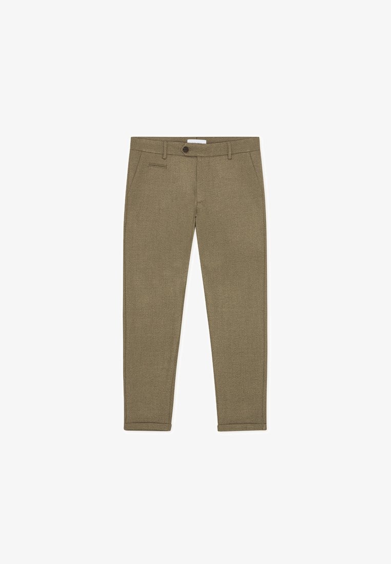 Pantalon ajusté vert olive en tissu texturé. Comprend une fermeture à bouton, deux poches avant et des jambes fuselées.