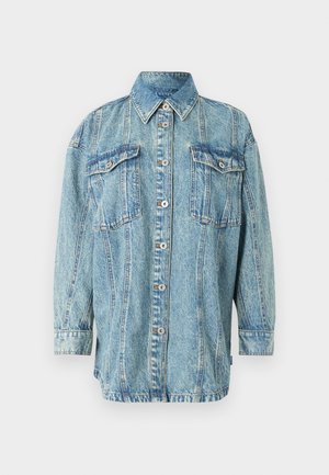 Giacca in denim azzurro chiaro con maniche lunghe, colletto, due tasche frontali e chiusura con bottoni, caratterizzata da cuciture verticali e una vestibilità comoda.