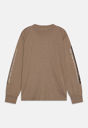 Langärmliges braunes T-Shirt aus Baumwolle. Mit Rundhalsausschnitt und Grafikdruck mit der Aufschrift "NEW YORK CITY" auf dem linken Ärmel.