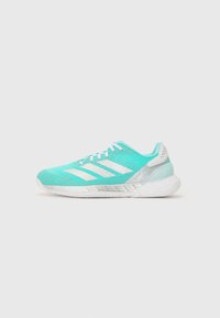 Türkise Sportschuhe mit einem Mesh-Obermaterial, drei weißen Streifen an der Seite und einer gepolsterten Sohle. Verfügt über ein strukturiertes Design und eine verstärkte Zehenpartie.