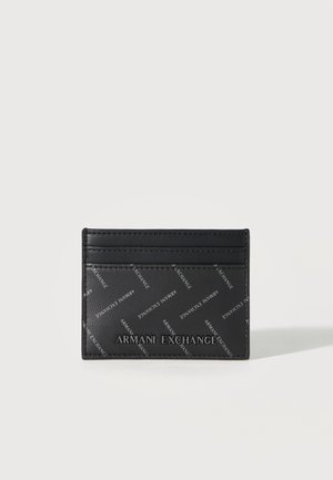 Svart Armani Exchange-kortholder med diagonalt logomønster og preget merkenavn på forsiden, med tre kortspor øverst.