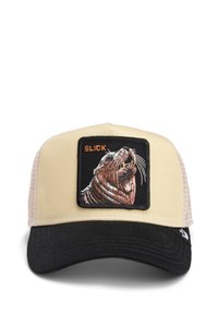 Cappellino da camionista beige con una toppa frontale nera con un design di un sigillo ricamato, e un visiera nera. Retro in rete per ventilazione.
