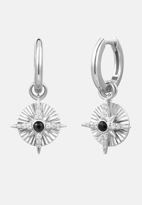 Silverörhängen i form av hoop med en kompassdesign, som har en central svart ädelsten och detaljerade stjärnaccenter, med en polerad slät yta.