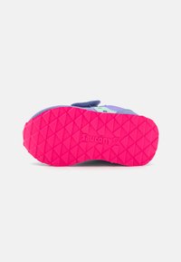 Otroška superga Saucony z roza gumijastim podplatom, ki ima diamantni vzorec za oprijem, modrim zgornjim materialom in Velcro trakom za zapiranje.