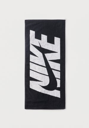 Sort rektangulært håndklæde med et stort hvidt Nike-logo og swoosh diagonalt tværs over midten.