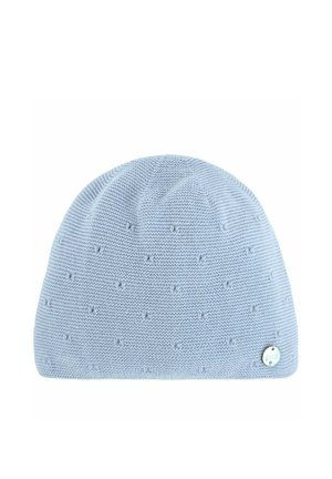 Bonnet de bébé tricoté bleu clair avec de petites pastilles texturées et une étiquette métallique ronde près du bord sur fond blanc.