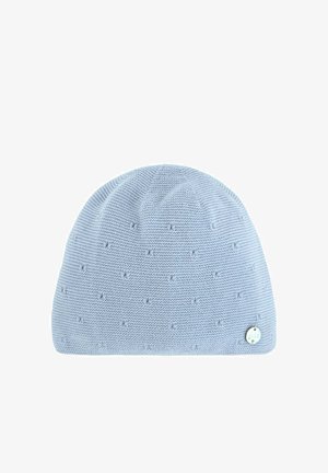 Bonnet de bébé tricoté bleu clair avec de petites pastilles texturées et une étiquette métallique ronde près du bord sur fond blanc.