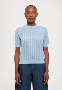 Ljusblått stickat kortärmat topp med vertikala ränder, ribbad krage och muddar, med en avslappnad passform och öppet vävde struktur.