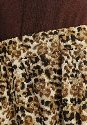 Top marrone con gonna plissettata in stampa leopardata nei toni del beige, marrone e nero. Tessuto testurizzato con cuciture visibili.