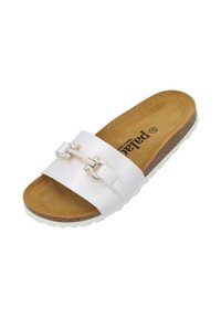 Witte leren slipper met twee brede banden en metalen details. Voorzien van een tan suède binnenzool en een contrasterende witte rubberen buitenzool.