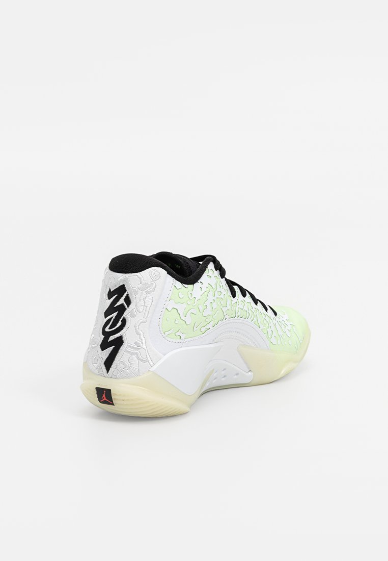 Zapatilla alta con un upper texturizado en blanco y verde claro, acentos negros y una suela suave. El diseño notable incluye un logo en el lateral.