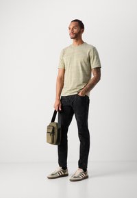 Scotch & Soda REGULAR FIT  - Basic T-shirt - calla green melange