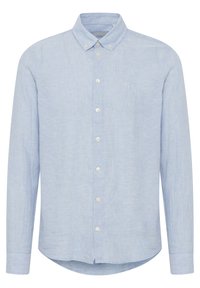 Vaaleansininen nappikauluspaita, joka on valmistettu pellavasta. Paidassa on klassinen kaulus, täysipitkät hihat ja pyöristetty helma, jossa on huomaamaton logoyksityiskohta.