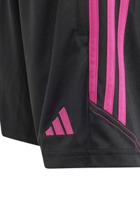 Schwarze Sportshorts mit pinkem Drei-Streifen-Design an der Seite und pinkem Logo-Akzent. Hergestellt aus leichtem Synthetikmaterial.