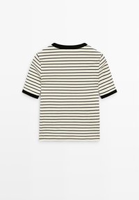 Weißes kurzärmeliges Hemd mit dünnen schwarzen horizontalen Streifen, schwarzem Kragen und schwarzen Ärmelbündchen, flach auf weißem Hintergrund liegend.