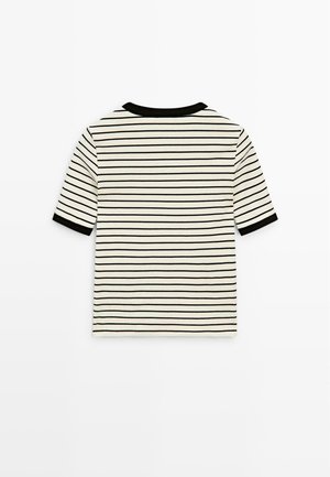 Chemise blanche à manches courtes avec fines rayures horizontales noires, col noir et poignets de manches noirs, posée à plat sur fond blanc.