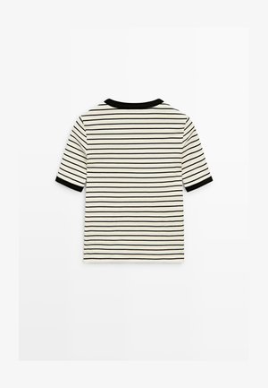 Chemise blanche à manches courtes avec fines rayures horizontales noires, col noir et poignets de manches noirs, posée à plat sur fond blanc.