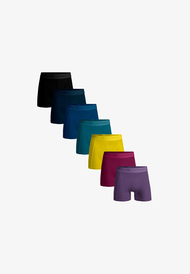Boxershorts i sju färger: svart, mörkblå, teal, gul, röd, mörkröd och lila. Mjuk textil med elastisk midjeband märkt "MUCHACHOMALO."