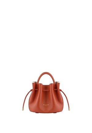 Petit sac à main en cuir marron avec anses supérieures courbées et côtés resserrés par un cordon, avec un lettrage discret de la marque en ton doré à l'avant.