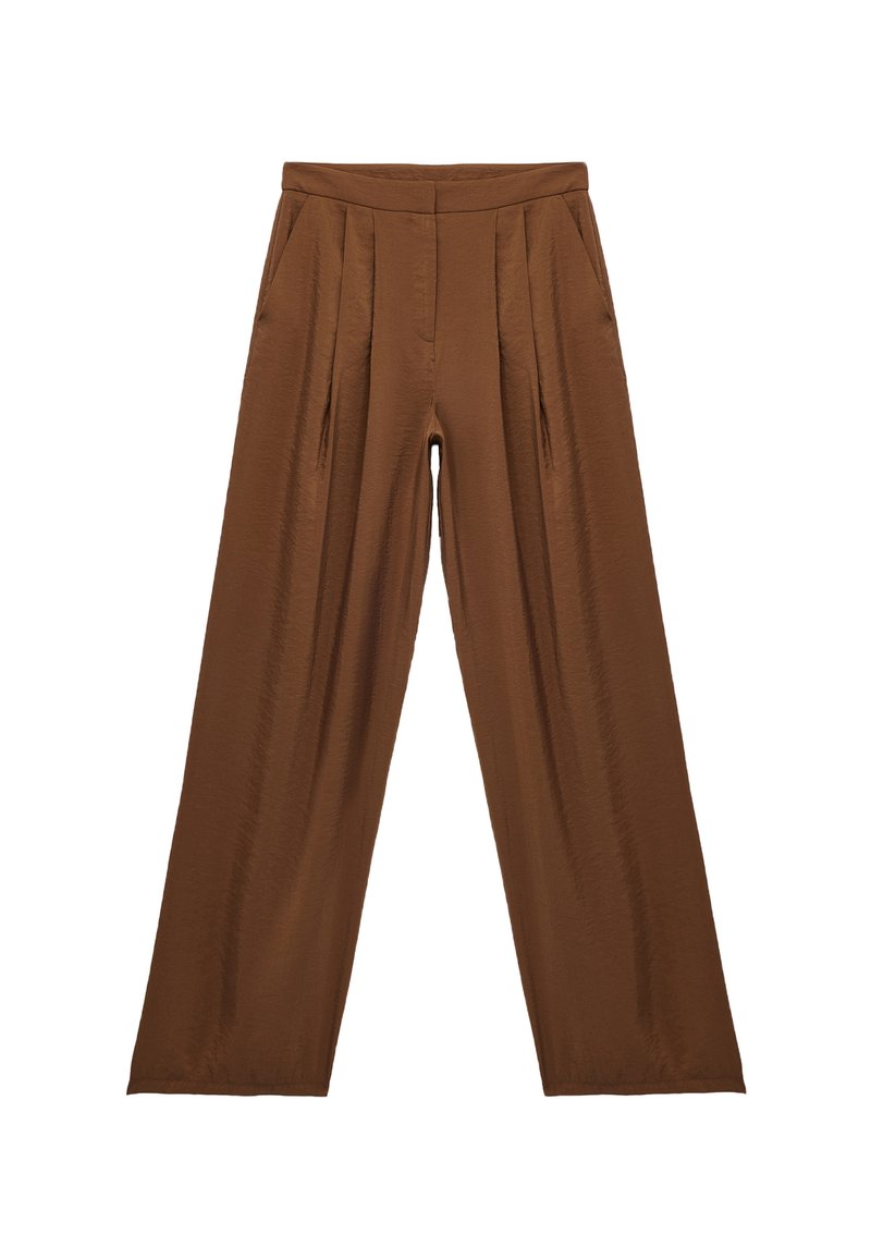 Pantalones de corte recto marrones, confeccionados con una tela suave. Presentan una cintura alta y un diseño de pierna ancha con una sutil textura en toda la prenda.