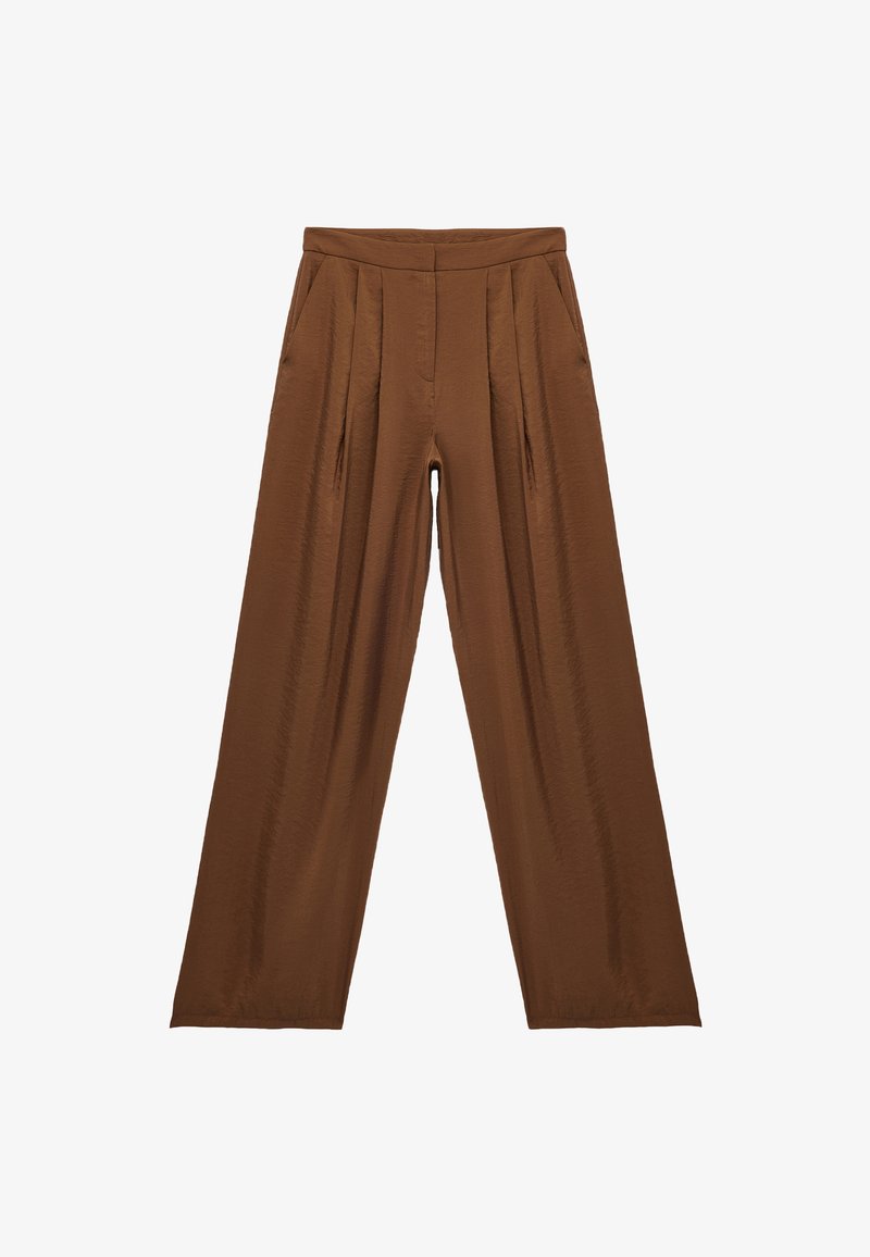 Braune, plissierte Hosen aus glattem Stoff. Sie verfügen über eine hohe Taille mit einem weit geschnittenen Design und einer subtilen Textur im gesamten Stoff.