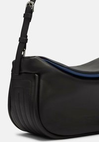 Schwarze Leder-Schultertasche mit glatter Textur, blauen Akzenten entlang der oberen Kante und dekorativer Stickerei an der Seite. Verstellbarer Trageriemen.