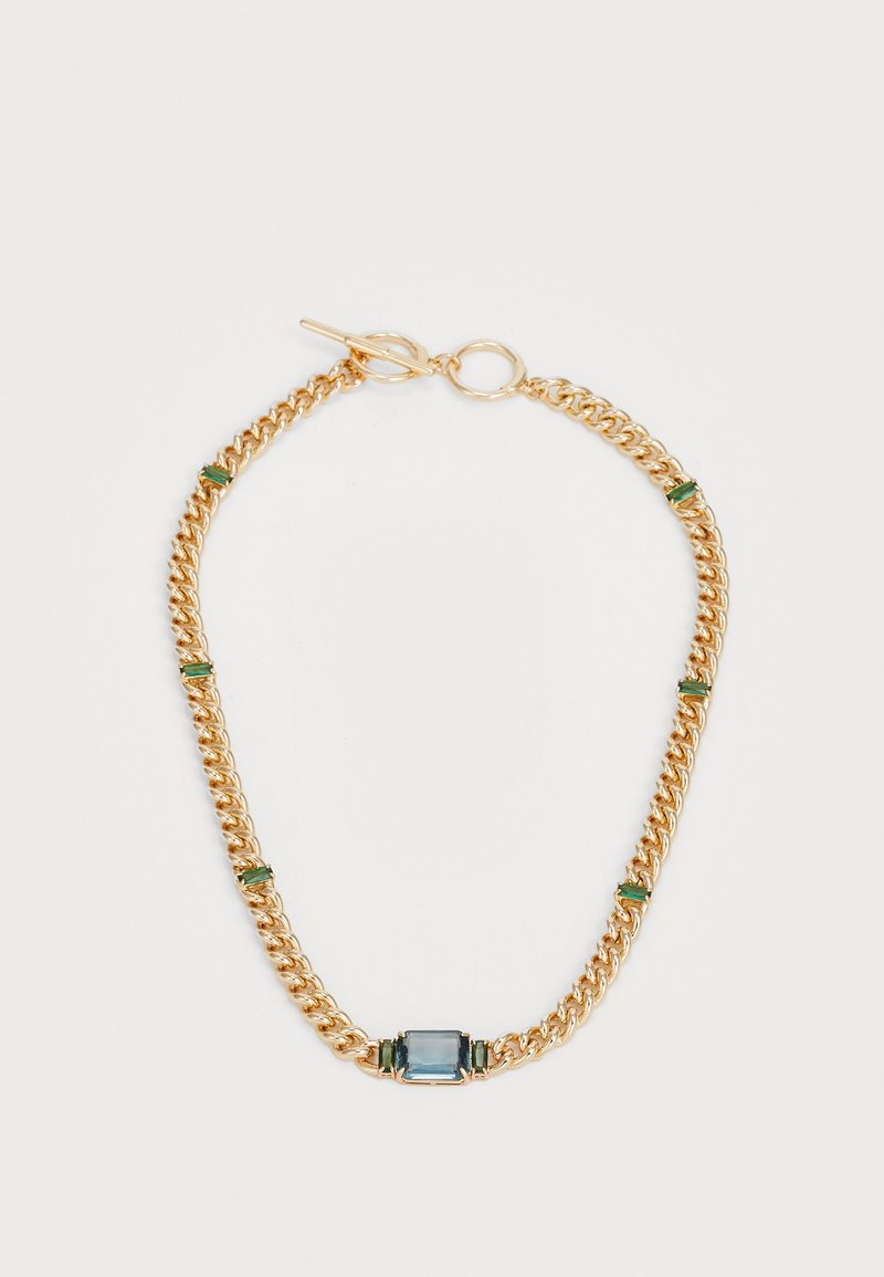 Bracciale in catena d'oro con accenti verde smeraldo e una pietra blu rettangolare. I collegamenti sono massicci con una finitura texture. Include chiusura a moschettone.