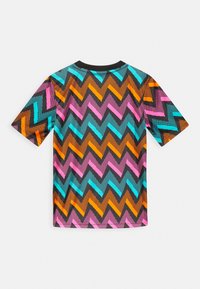 Camisa de manga corta con un patrón de zigzag en colores vibrantes: rosa, turquesa, naranja y marrón, con un cuello liso negro.
