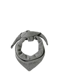 Grå strikket tørklæde med et trekantet design, der har bundet ender og en blød tekstur. Stoffet ser tykt og hyggeligt ud.