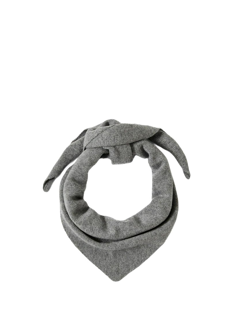 Grå strikket tørklæde med et trekantet design, der har bundet ender og en blød tekstur. Stoffet ser tykt og hyggeligt ud.