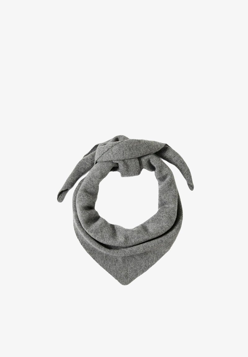 Šedý pletený šátek s trojúhelníkovým vzorem, s uvázanými konci a měkkou texturou. Tkanina vypadá silně a útulně.