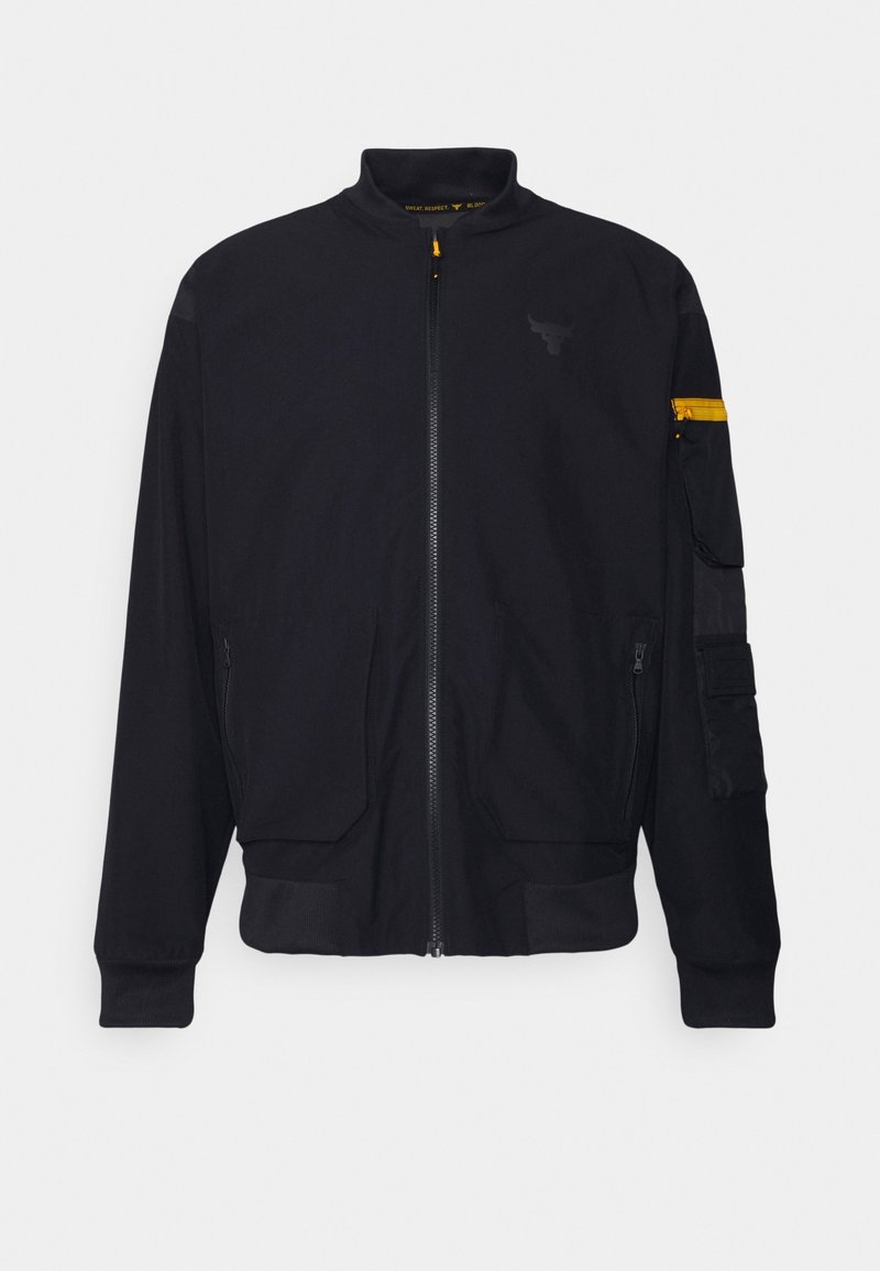 Svart bomberjacka i slät tyg, med dragkedja fram, ribbade manschetter, två framfickor och en ficka med dragkedja på ärmen med gula detaljer.