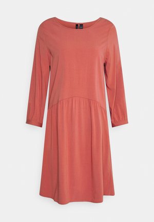 Vestido de cor framboesa, de manga longa, com gola redonda, cintura franzida e saia fluida. Feito de um tecido suave e liso.