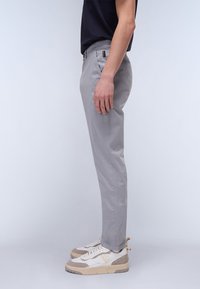 Grå chinos med slim fit, der har et glat bomuldsblandingsstof, sidelommer og en diskret logo-detalje på taljen.