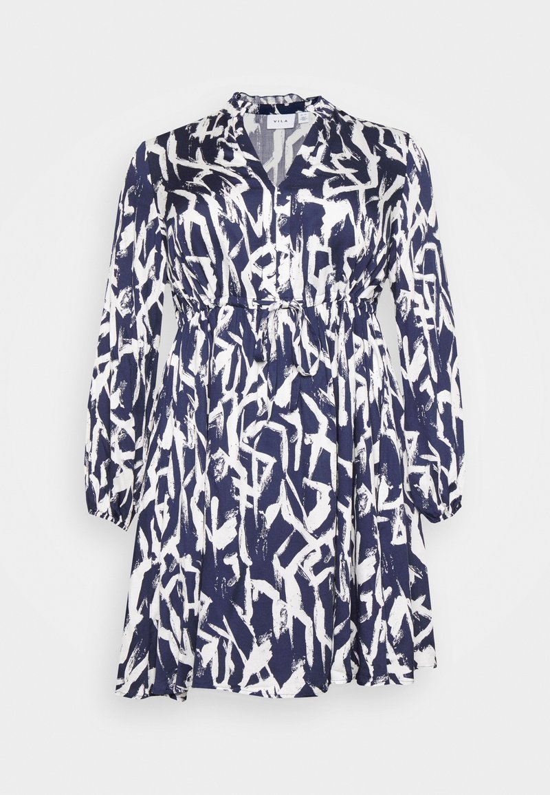 Robe bleu marine à manches longues avec motif abstrait de coups de pinceau blancs, devant boutonné et ceinture nouée à la taille.
