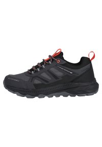 Schwarze wasserdichte Wanderschuhe mit einem strukturierten Design, grauen Akzenten, roten Schnürsenkeln und einer Gummisohle mit tiefen Profilrillen für besseren Halt.