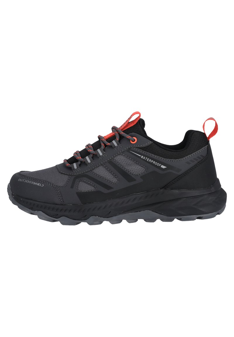 Schwarze wasserdichte Wanderschuhe mit einem strukturierten Design, grauen Akzenten, roten Schnürsenkeln und einer Gummisohle mit tiefen Profilrillen für besseren Halt.