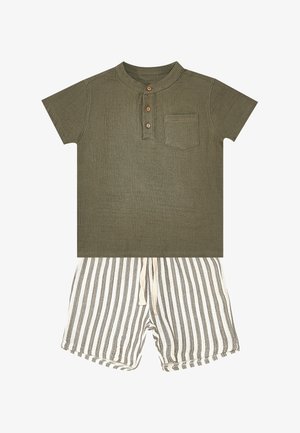 Korte mouw olijfgroen overhemd met drie knopen en borstzak, gecombineerd met witte en grijze verticale gestreepte korte broek met trekkoord.