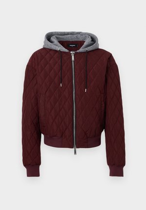 Veste zippée matelassée bordeaux avec poignets et ourlet côtelés, dotée d'une capuche grise amovible avec cordons de serrage.